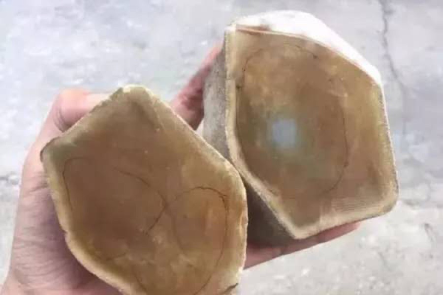 開窗解石，蜜糖黃翡色澤顯現